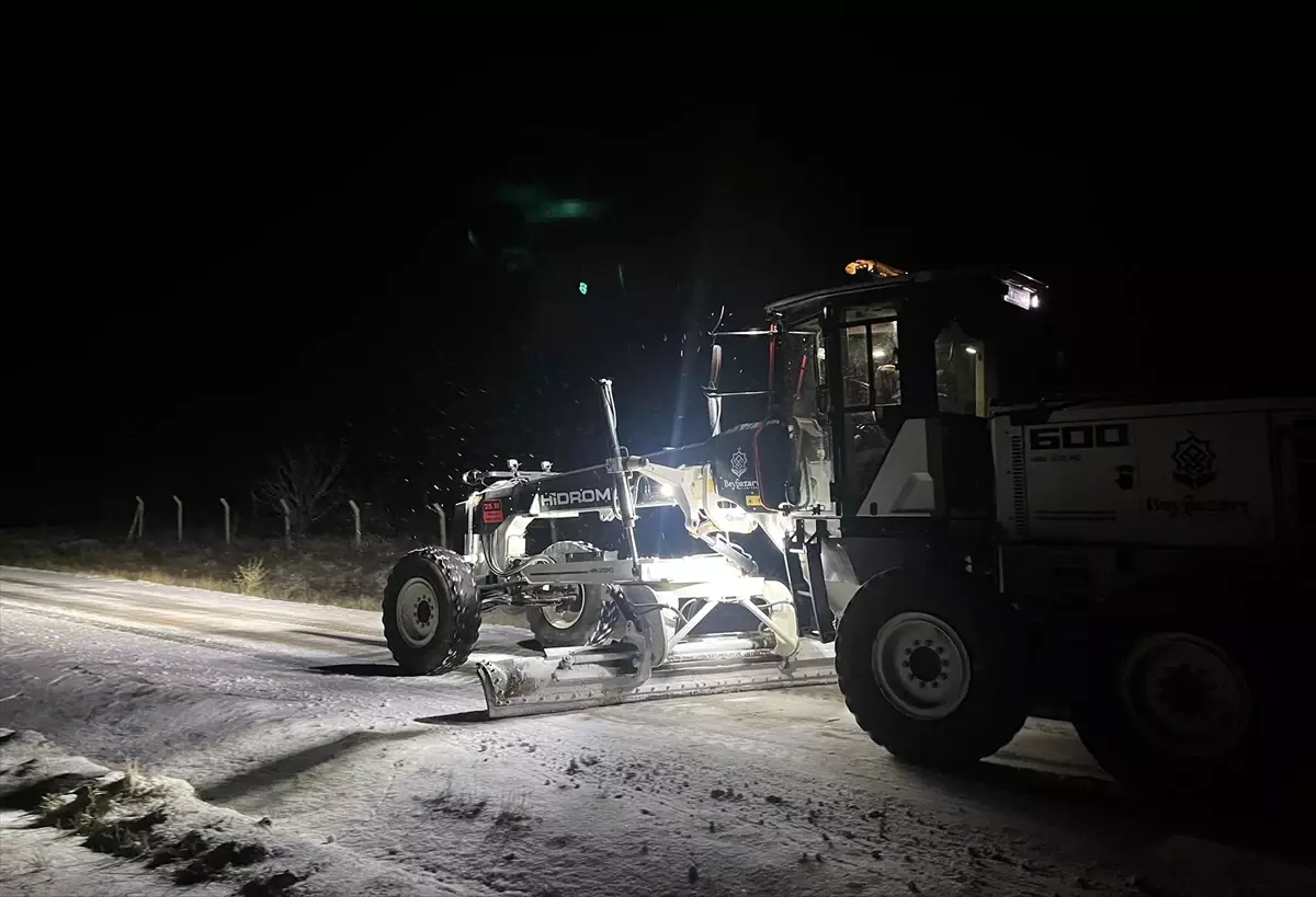 Beypazarı'nda köy yollarında kar mücadelesi yapılıyor