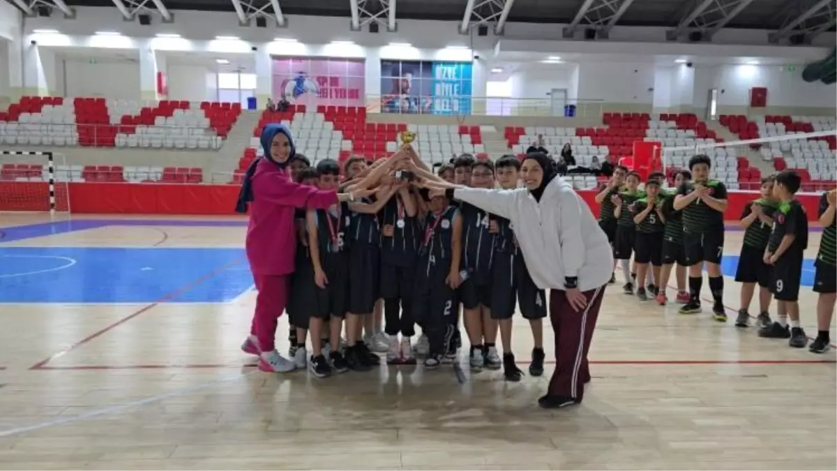 Bilecik'te küçük erkekler voleybol müsabakaları tamamlandı