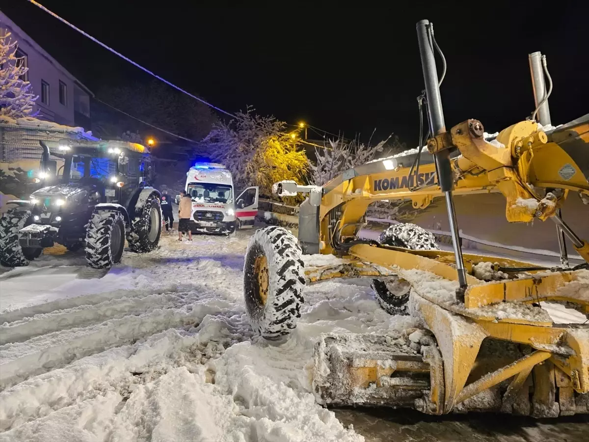 Bingöl'de hasta almaya giderken karda mahsur kalan ambulans kurtarıldı