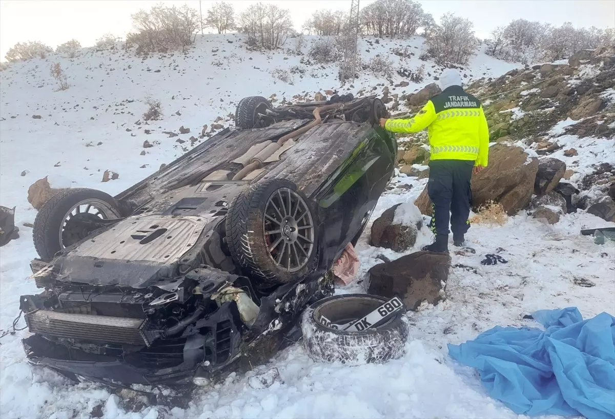 Bingöl'de şarampole devrilen otomobildeki 4 kişi yaralandı