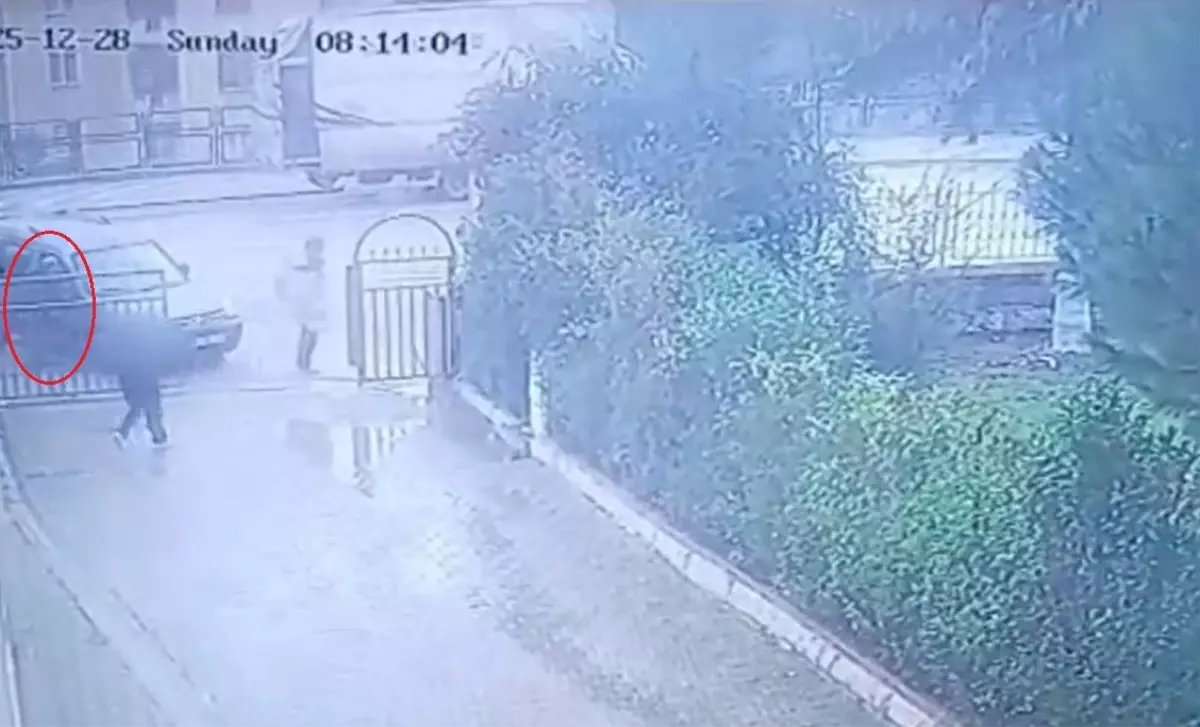 Binmek istediği hafif ticari araca otomobilin çarptığı kazada yaralandı