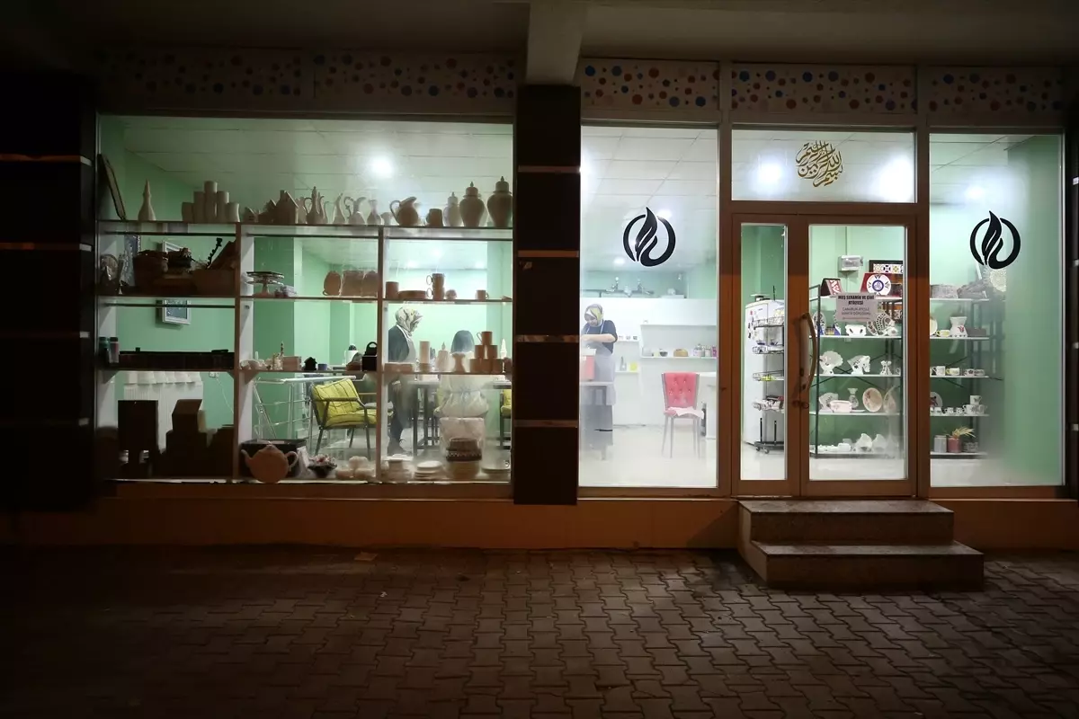 Bir yılda iki kanseri yenen kadın, çini ve seramik atölyesiyle hayata tutundu