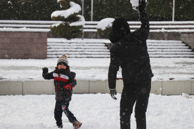 تم تعليق التعليم ليوم واحد بسبب تساقط الثلوج في العديد من المدن والمناطق