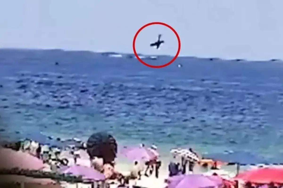 Korkunç kaza! Sahilde güneşlenenlerin gözü önünde çakıldı