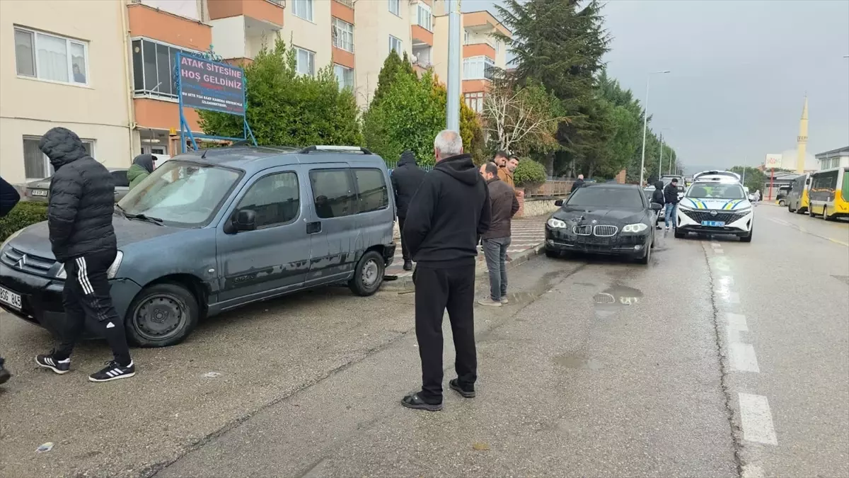 Bursa'da hafif ticari araç ile otomobilin çarpıştığı kazada 2 kişi yaralandı