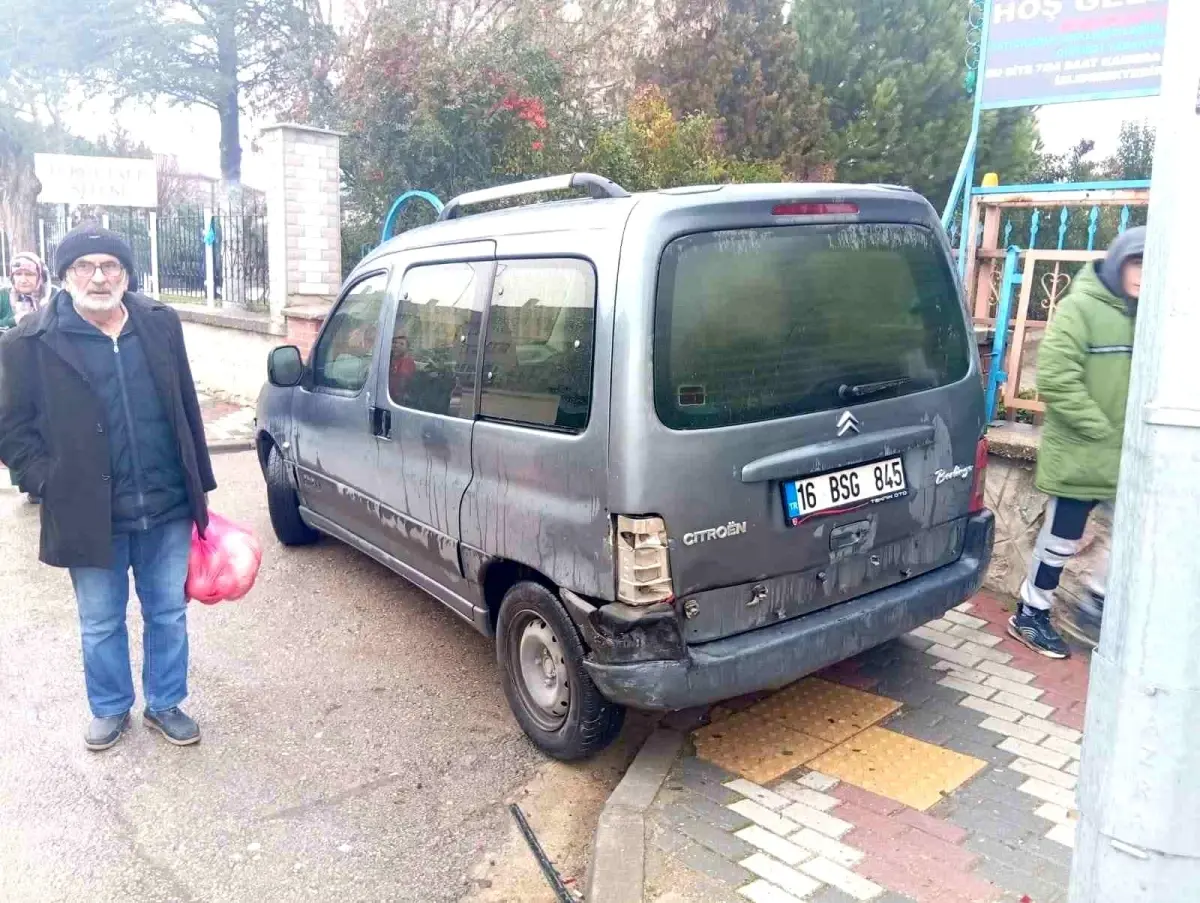 Bursa'da otomobil hafif ticari araca çarptı: 2 yaralı