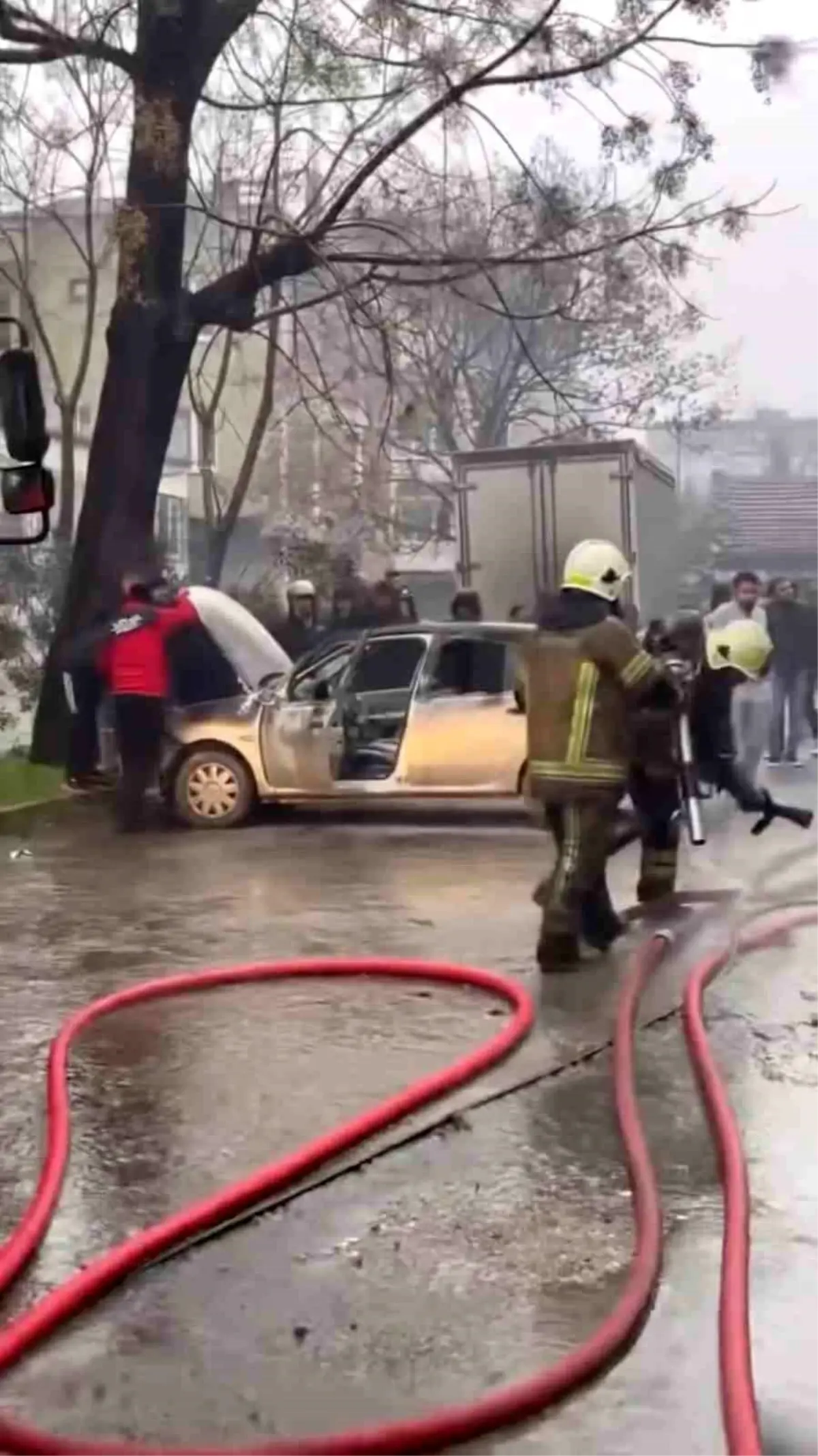 Bursa'da park halindeki midibüste çıkan yangın otomobile sıçradı
