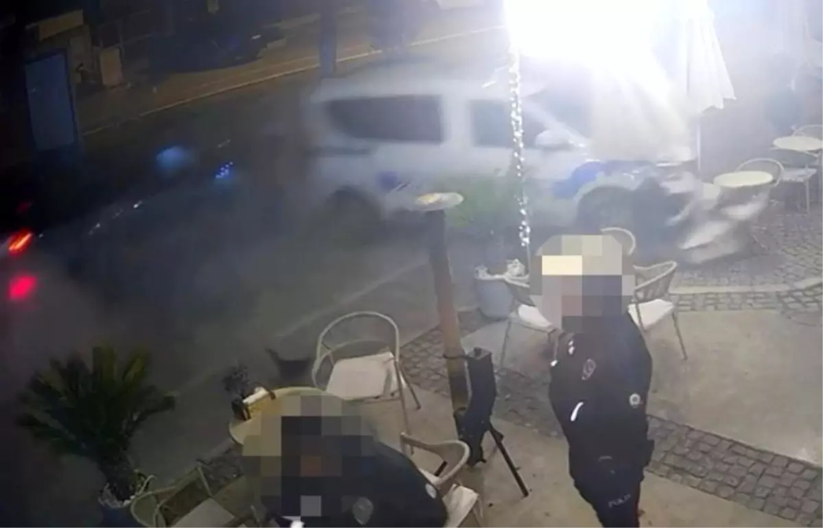 Çeşme'de otomobilin polis aracına çarptığı anlar kameraya yansıdı