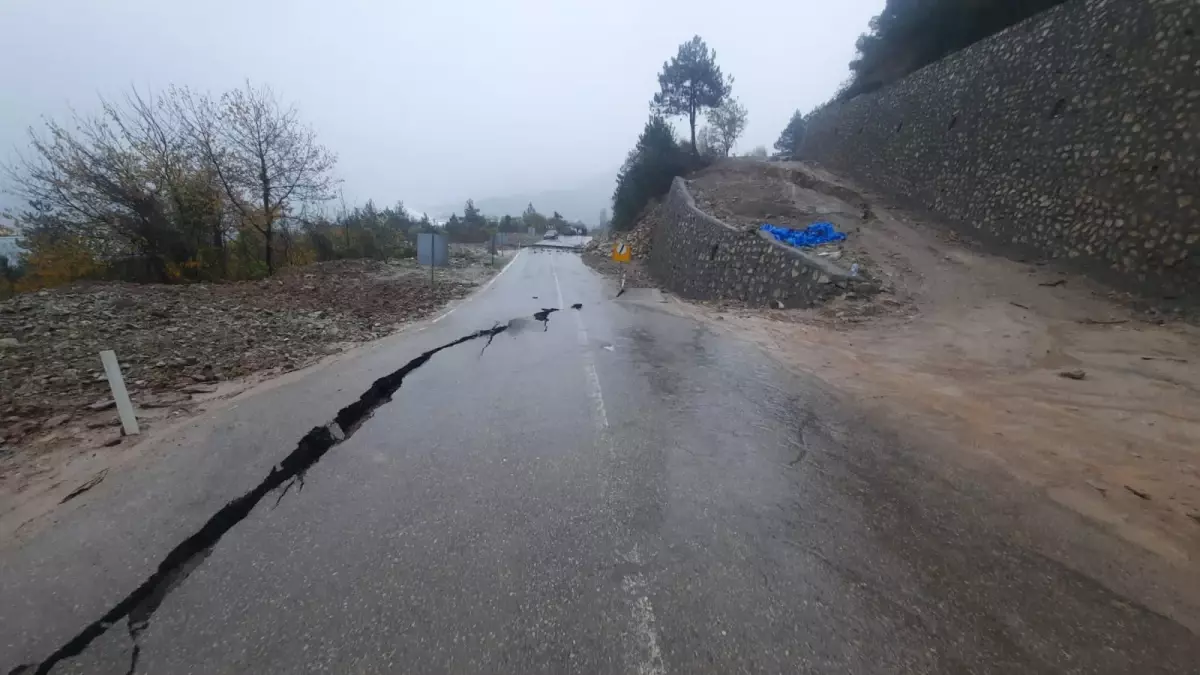 Cide-Bartın kara yolu, heyelan nedeniyle ulaşıma kapatıldı