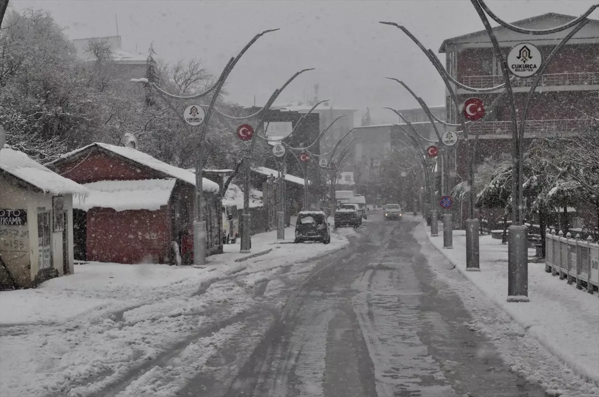 Çukurca'da kar etkili oldu