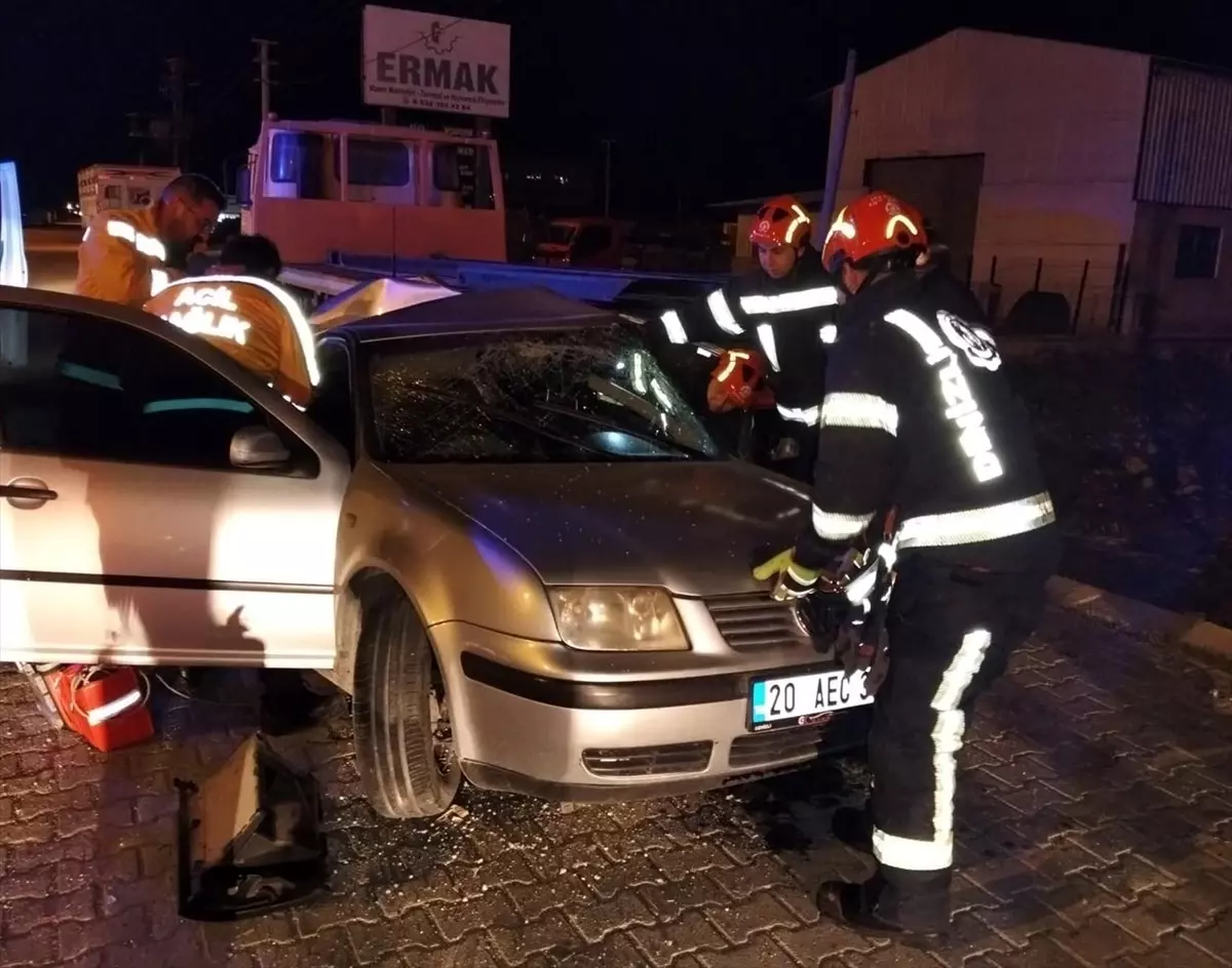 Denizli'de park halindeki tır dorsesine çarpan otomobildeki 1 kişi öldü, 1 kişi yaralandı