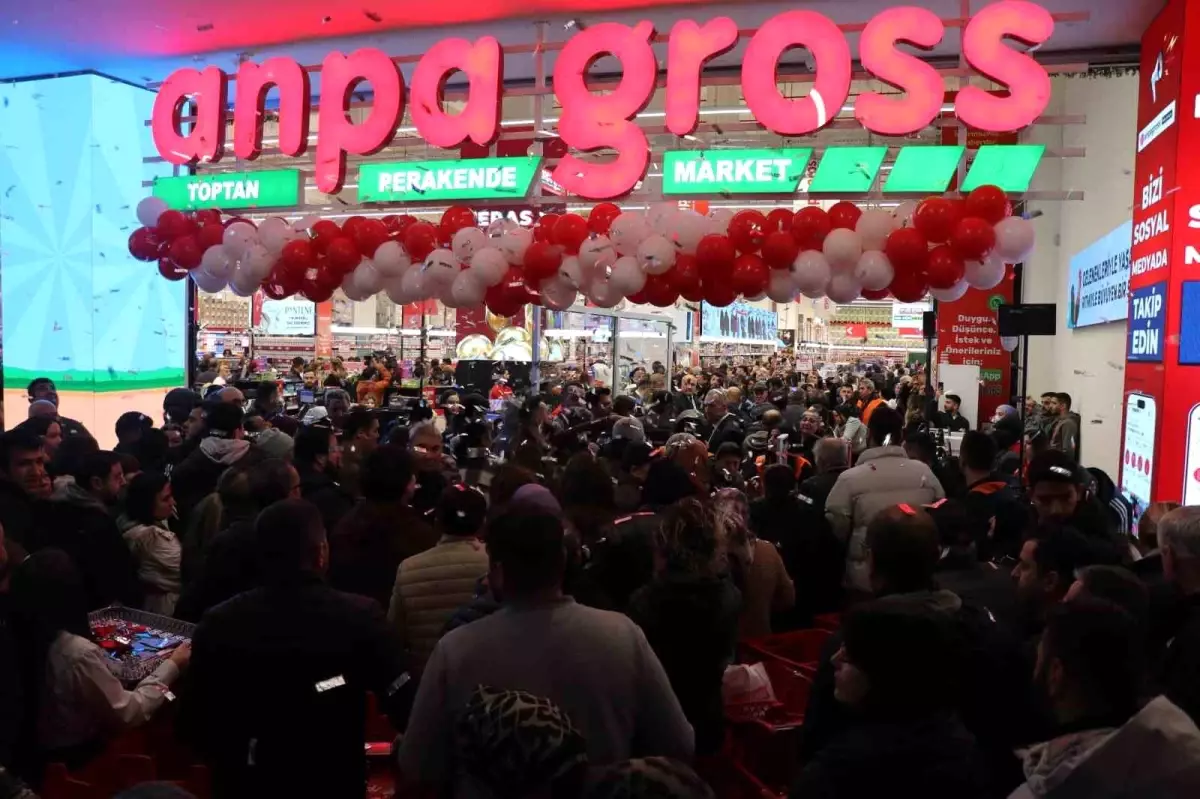 Denizli'de zincir marketin indirimli açılışı geceden sabaha kuyruk oluşturdu