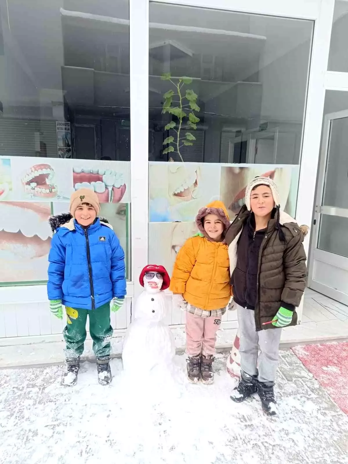 Diyadin'de çocuklar karın tadını kardan adam yaparak çıkardı