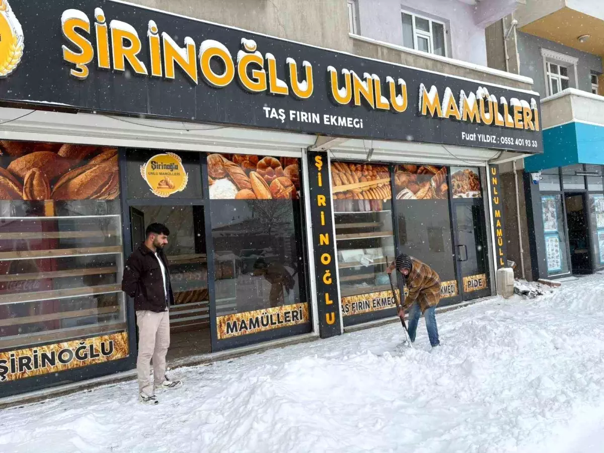 Diyadin'de kar yağışı hayatı olumsuz etkiledi