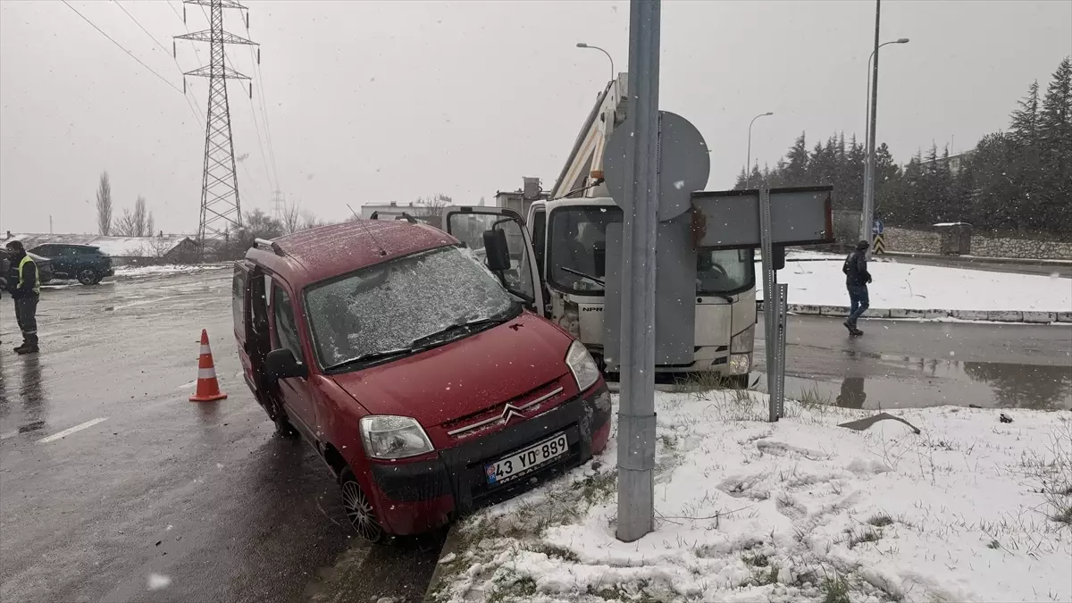 Domaniç'te trafik kazalarında 4 kişi yaralandı
