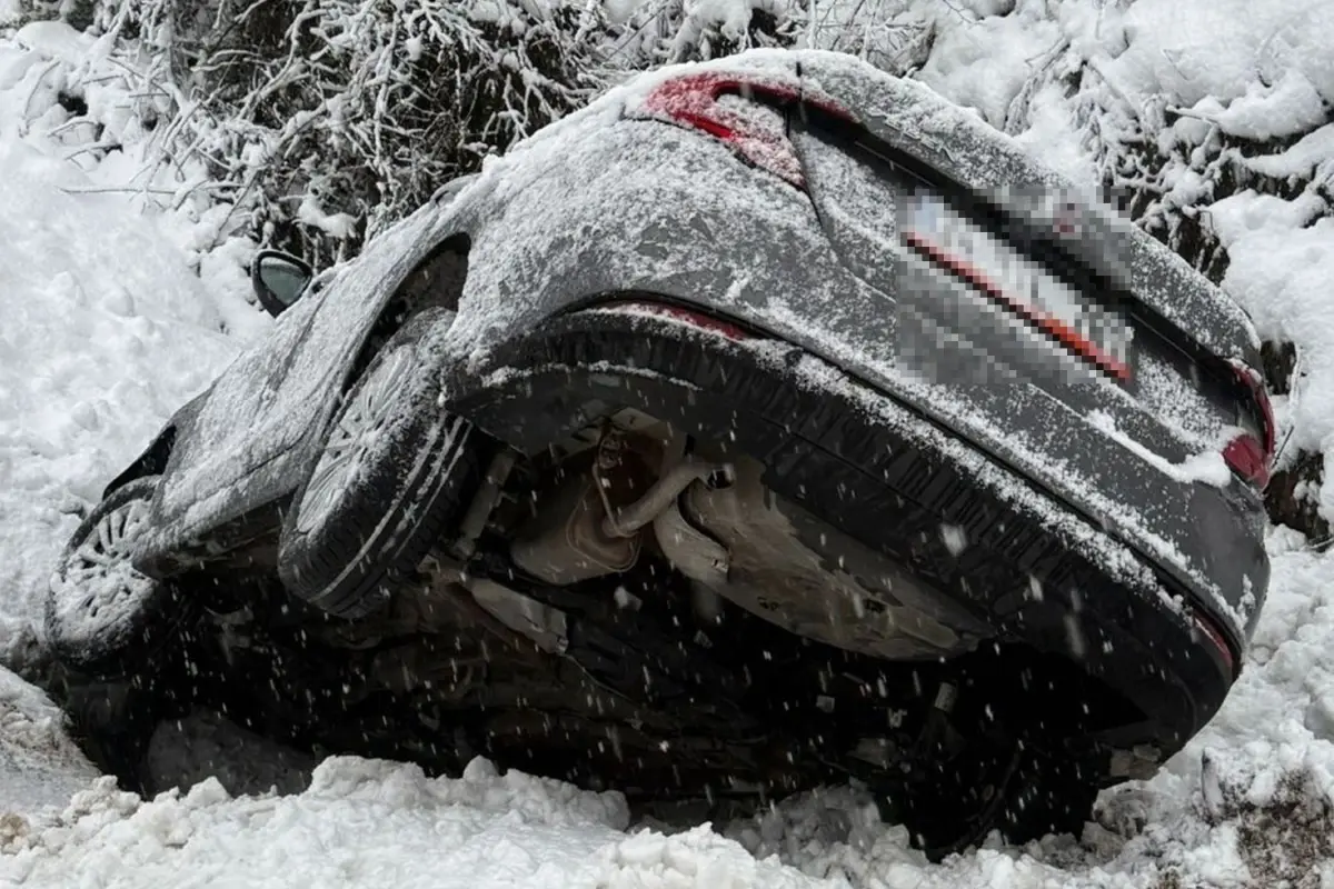 Düzce'de kar kazası: 8 kişilik aile kanala uçtu