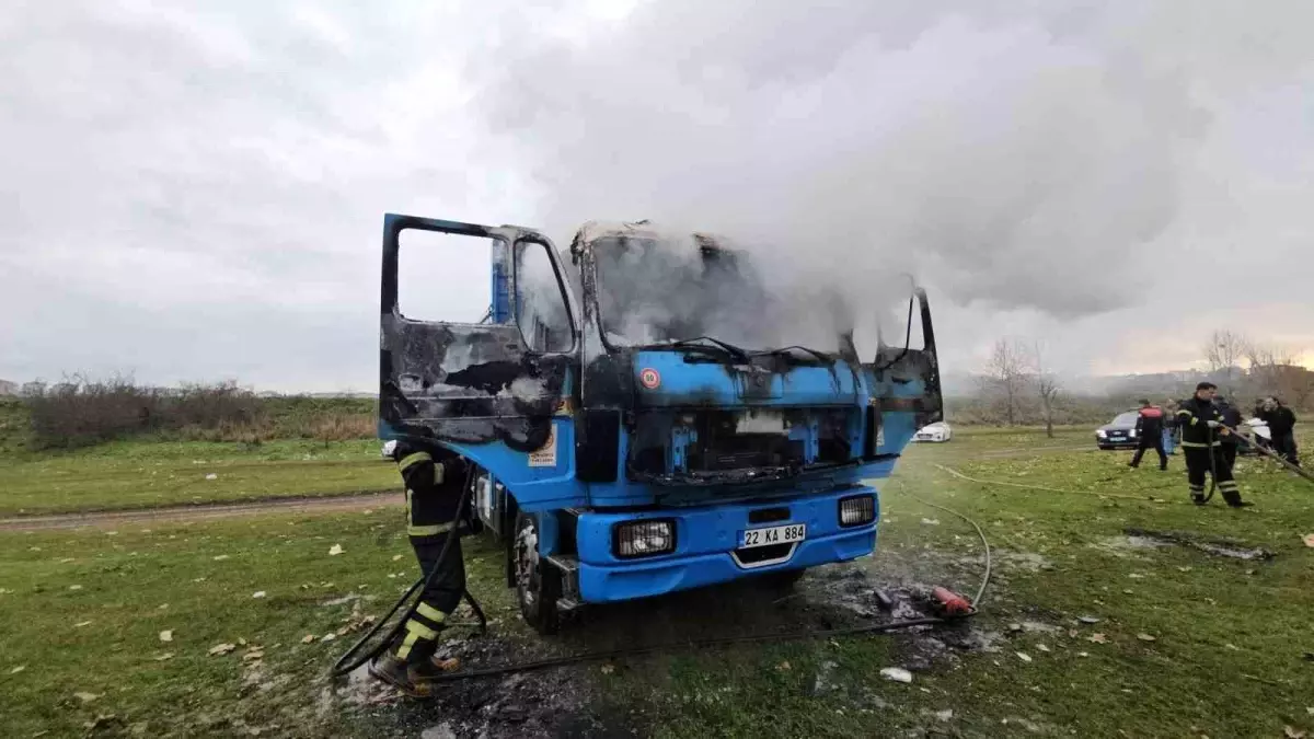 Edirne'de park halindeki kamyon alevlere teslim oldu