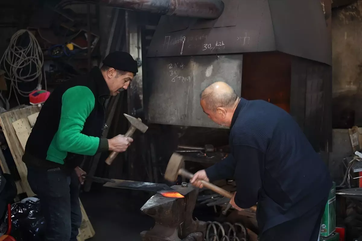 Edirne'de yarım asırdır demircilik yapan kardeşler mesleği yaşatmaya çalışıyor
