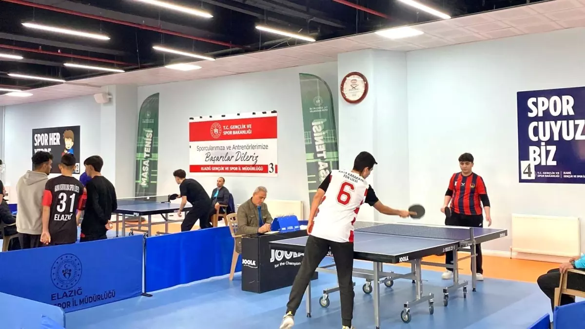 Elazığ'da okul sporları masa tenisi müsabakaları yapıldı