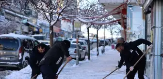 Erzurum Büyükşehir Belediyesinin 'kar timleri' mücadeleye başladı