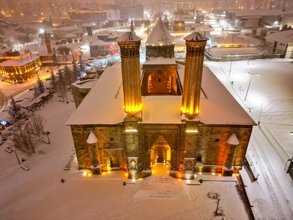 Erzurum'da beyaza bürünen tarihi yapılar havadan görüntülendi