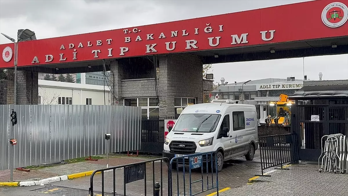 Esenyurt'ta servis midibüsü kazasında ölen 3 kişinin cenazesi Adli Tıp Kurumunda