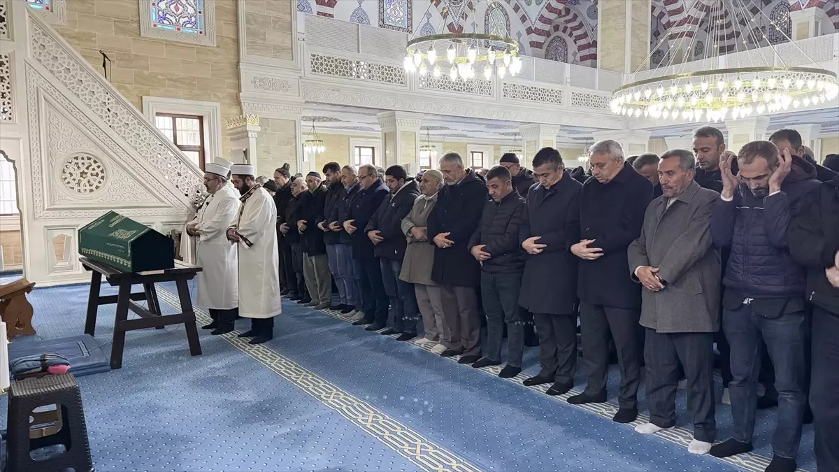 Esenyurt'ta servis midibüsünün devrildiği kazada hayatını kaybeden sürücü defnedildi