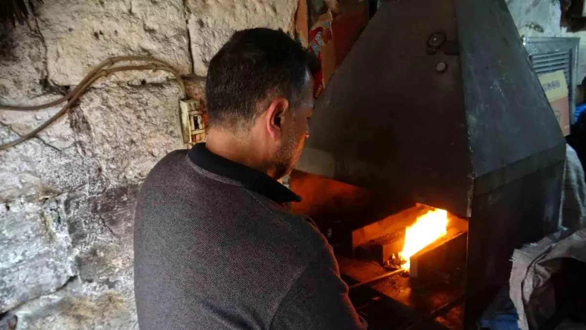 Eski yöntemlerle ürettiği kebap şişlerini 15 ülkeye ihraç ediyor