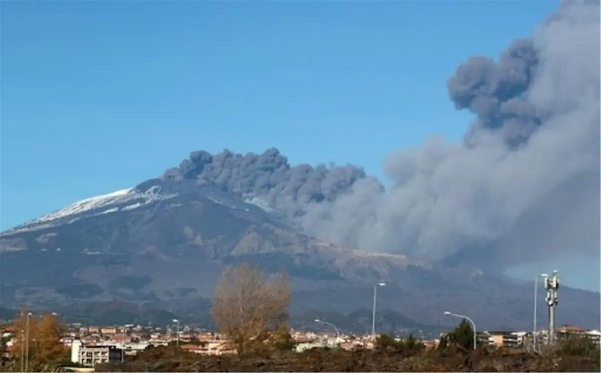 Etna Yanardağı kül ve lav püskürttü