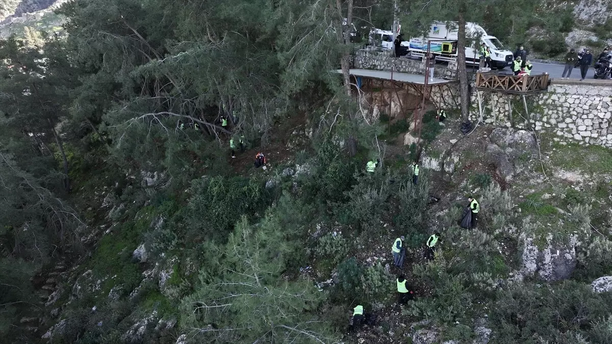 Fethiye'de gönüllülerin katılımıyla çevre temizliği yapıldı