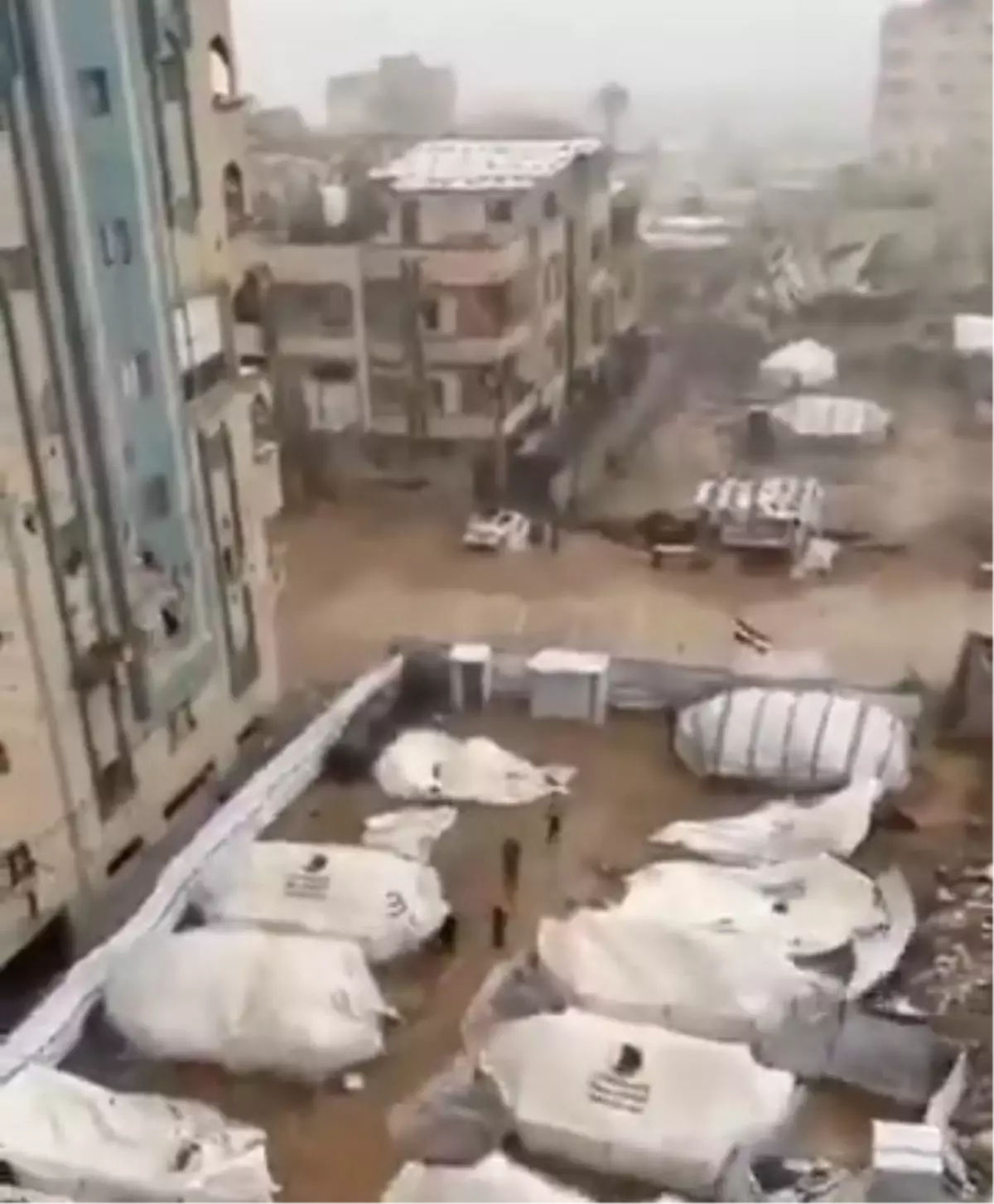 Gazze'de şiddetli yağış nedeniyle çadırlar su altında kaldı