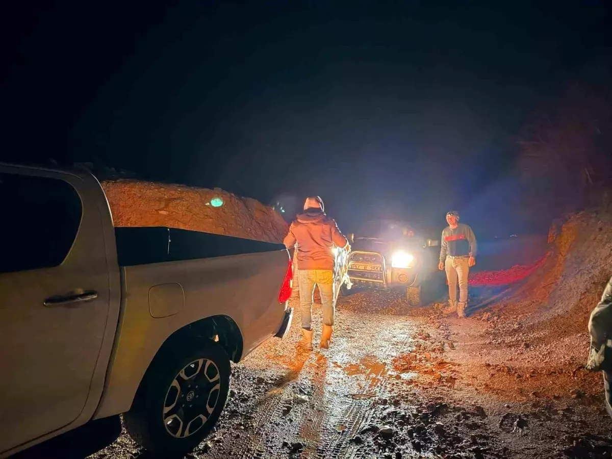 Gercüş'te çamura saplanan aracı Özel İdare ekipleri kurtardı