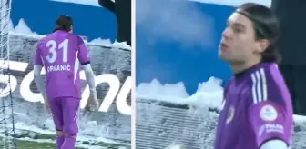 Görüntü Türkiye'den! -10 derece soğukta ısınmak için maç oynanırken çay içti