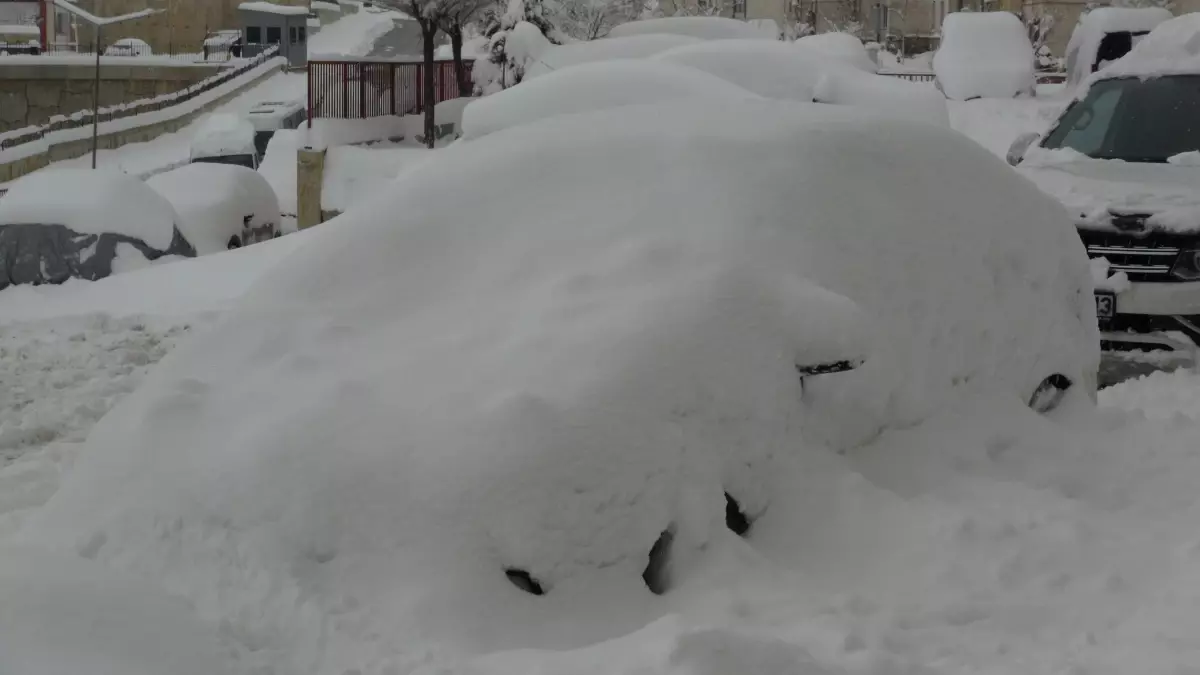 Hakkari'de yolu kardan kapanan köydeki astım hastası, hastaneye ulaştırıldı