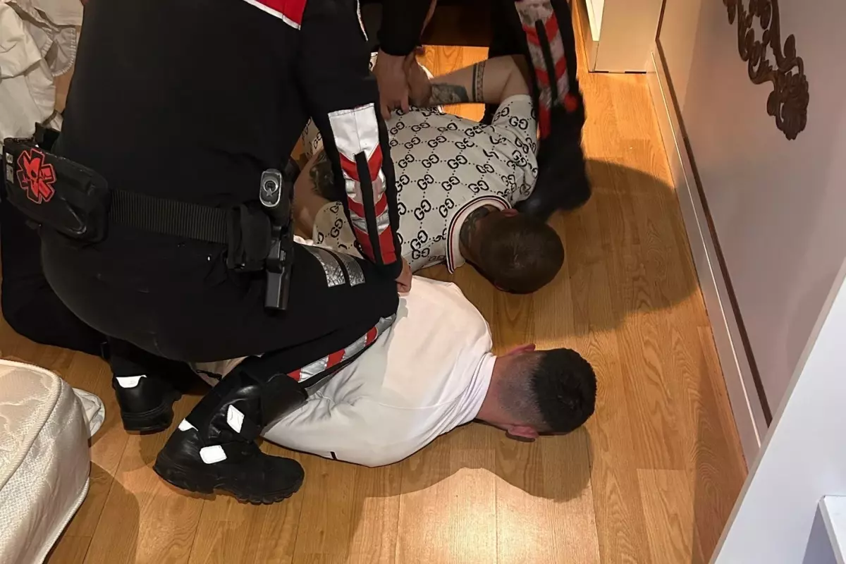 İstanbul'da otel odasına baskın! Yatağın altından kalaşnikof çıktı