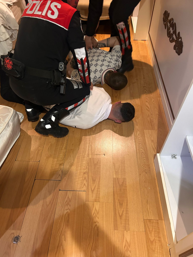 istanbul da otel odasina baskin yatagin altindan 19399185 2141 m