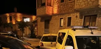 İzmir'de bir otomobilin polis aracına çarpması güvenlik kamerasında