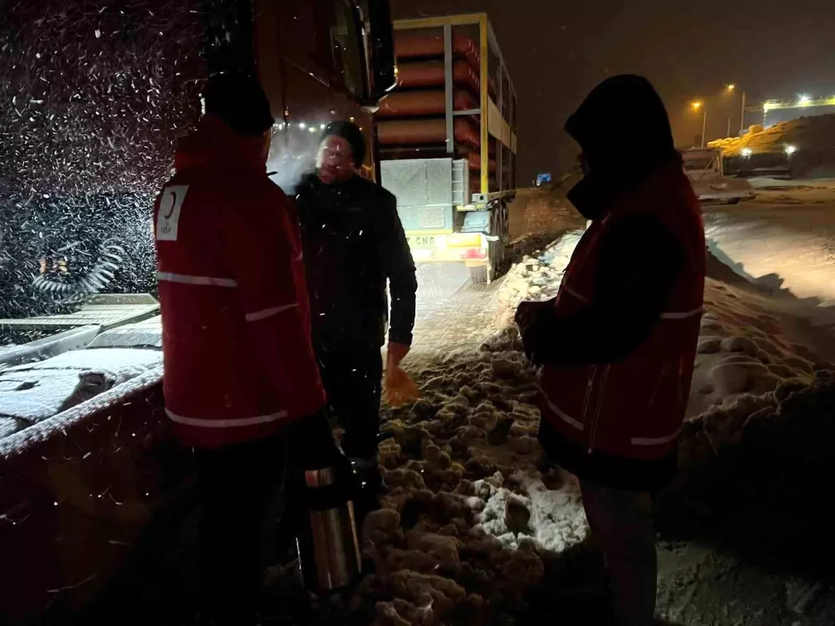 Kar sebebiyle kapanan yolda ekiplerden vatandaşlara sıcak içecek ikramı