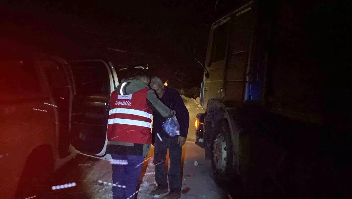 Kar ve tipi nedeniyle Tendürek'te yolda kalanlara Kızılay yardım ulaştırdı