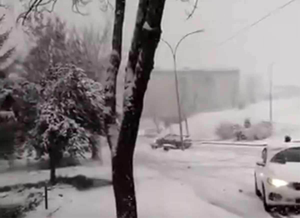 Karlı yolda kontrolden çıkan otomobilin kaza anı kamerada