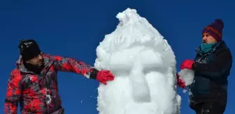 Kars'ta Sarıkamış şehitleri anısına kardan heykellerin yapımına başlandı