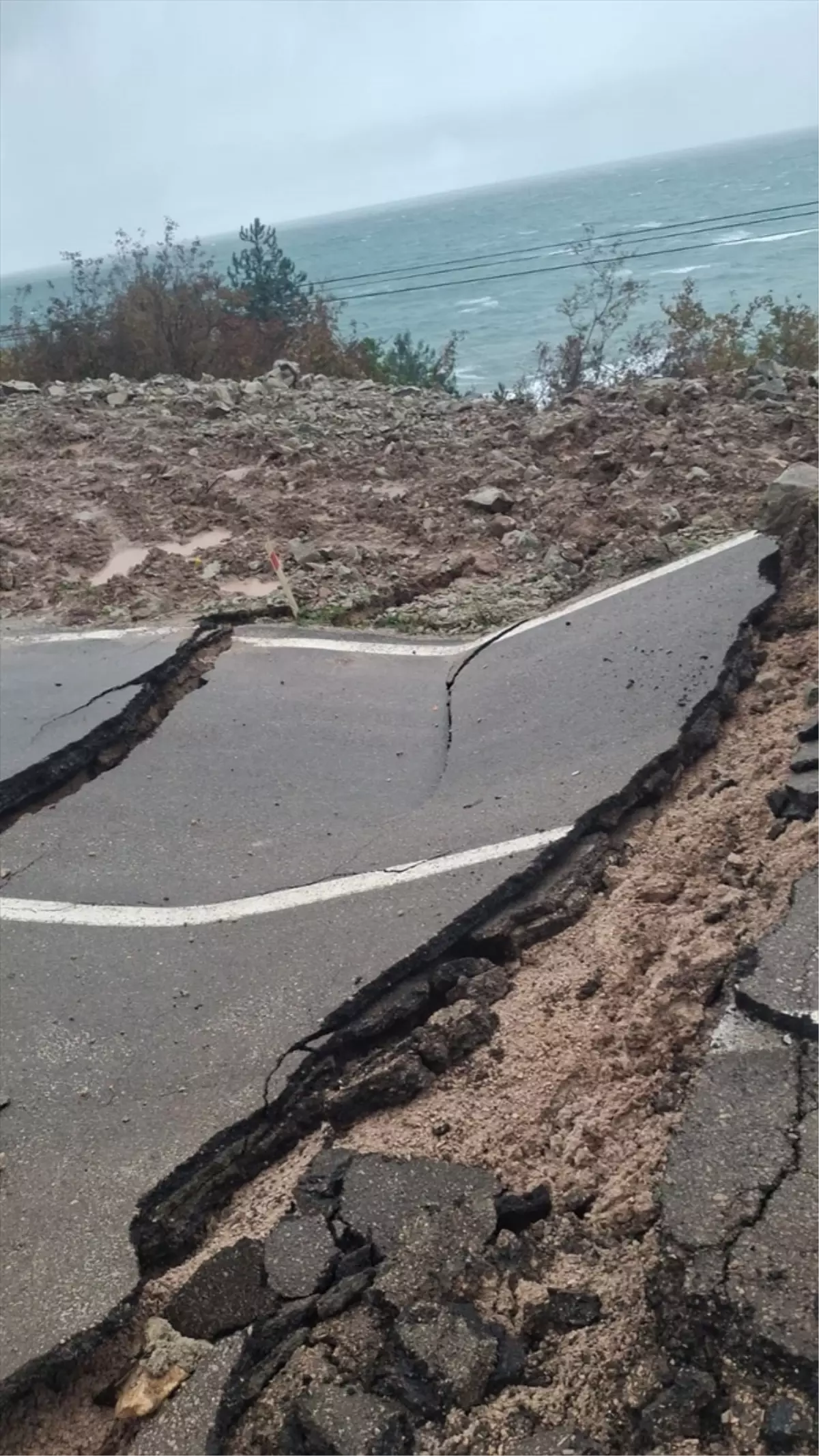 Kastamonu'da heyelan nedeniyle Cide-Bartın kara yolu ulaşıma kapandı