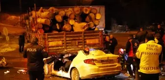 Kastamonu'da tıra çarpan otomobildeki 1 kişi öldü, 2 kişi yaralandı