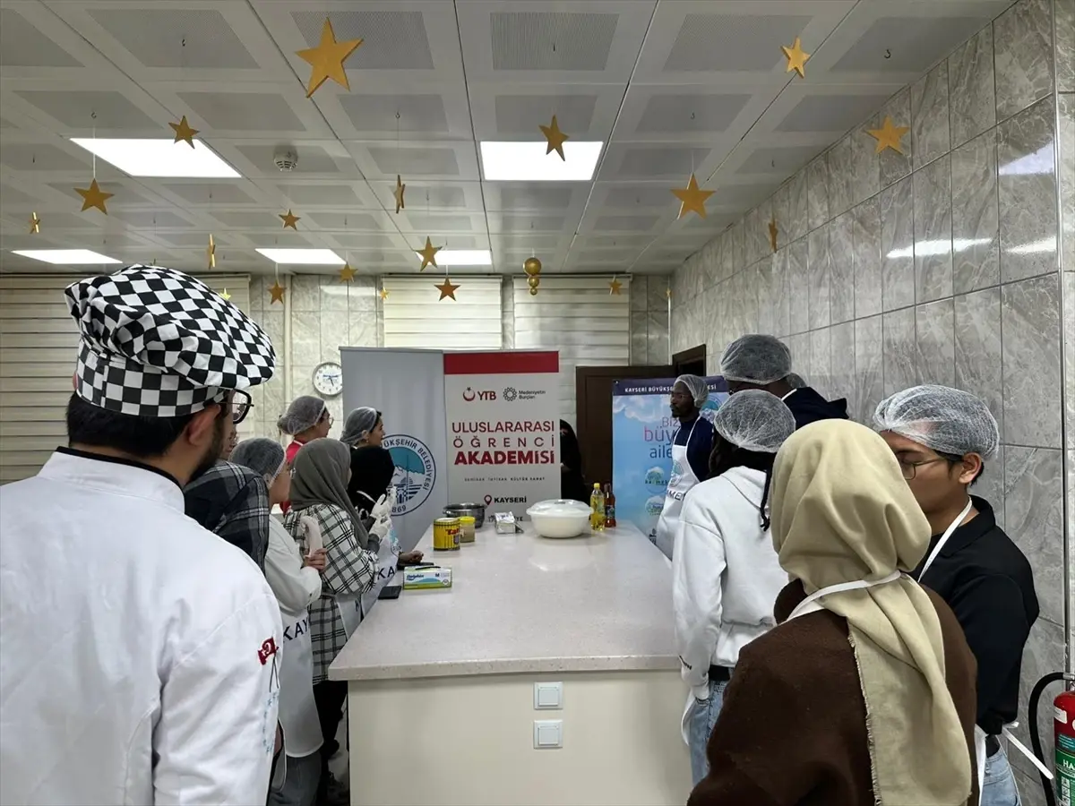 Kayseri'de yabancı uyruklu üniversite öğrencileri nevzine tatlısı yaptı