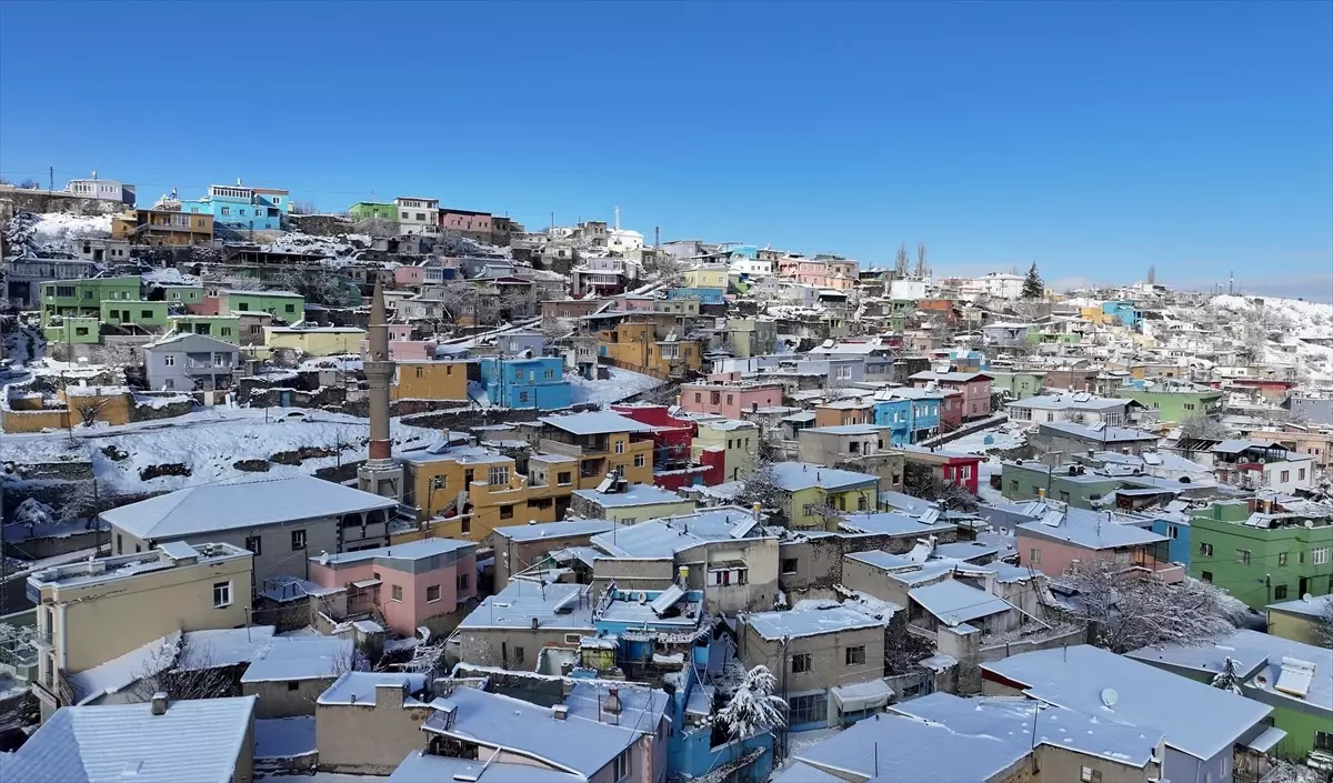 Kayseri'nin "renkli evler"i beyaz örtüyle kaplandı