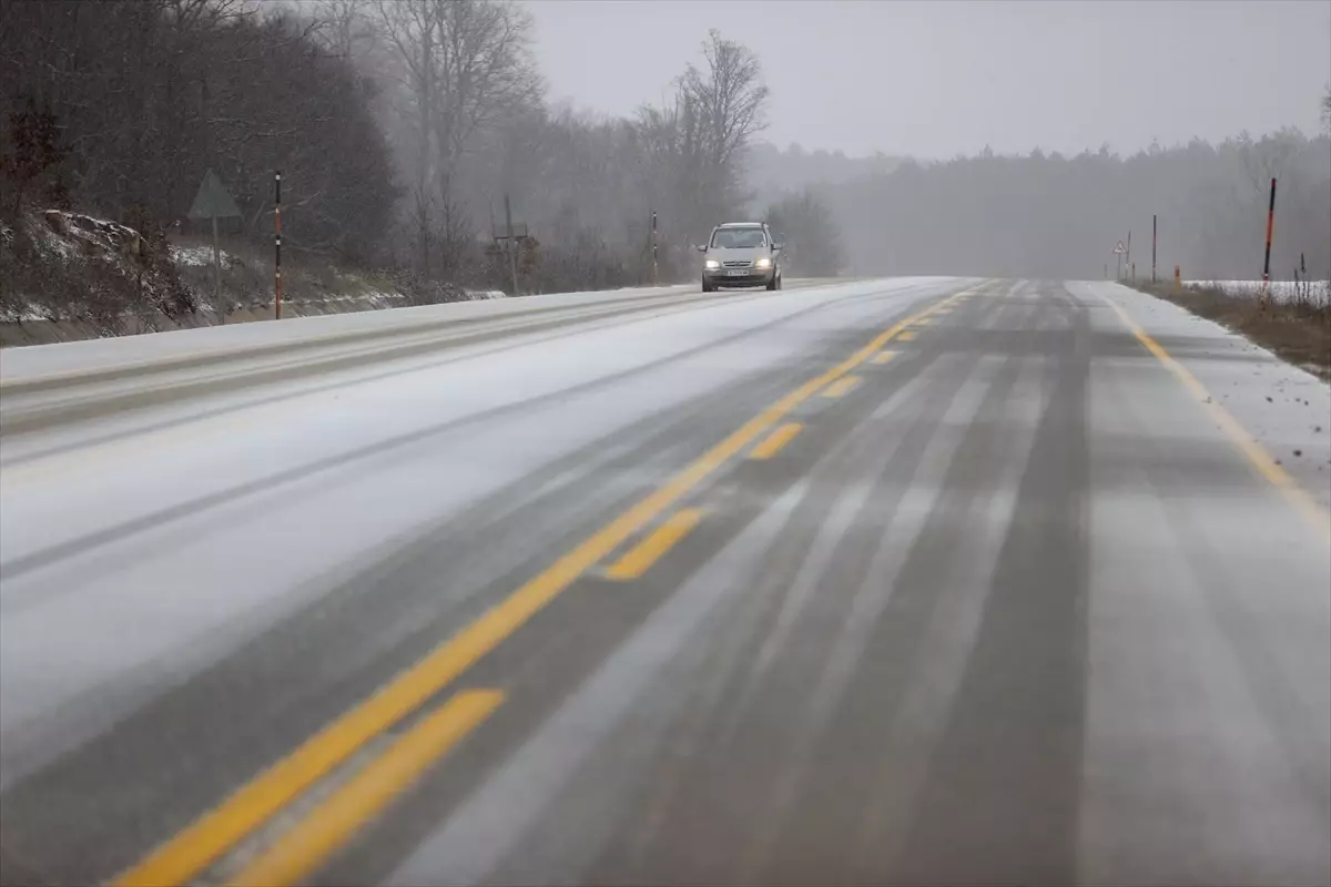 Kırklareli'nin yüksek kesimlerinde kar yağışı etkili oluyor