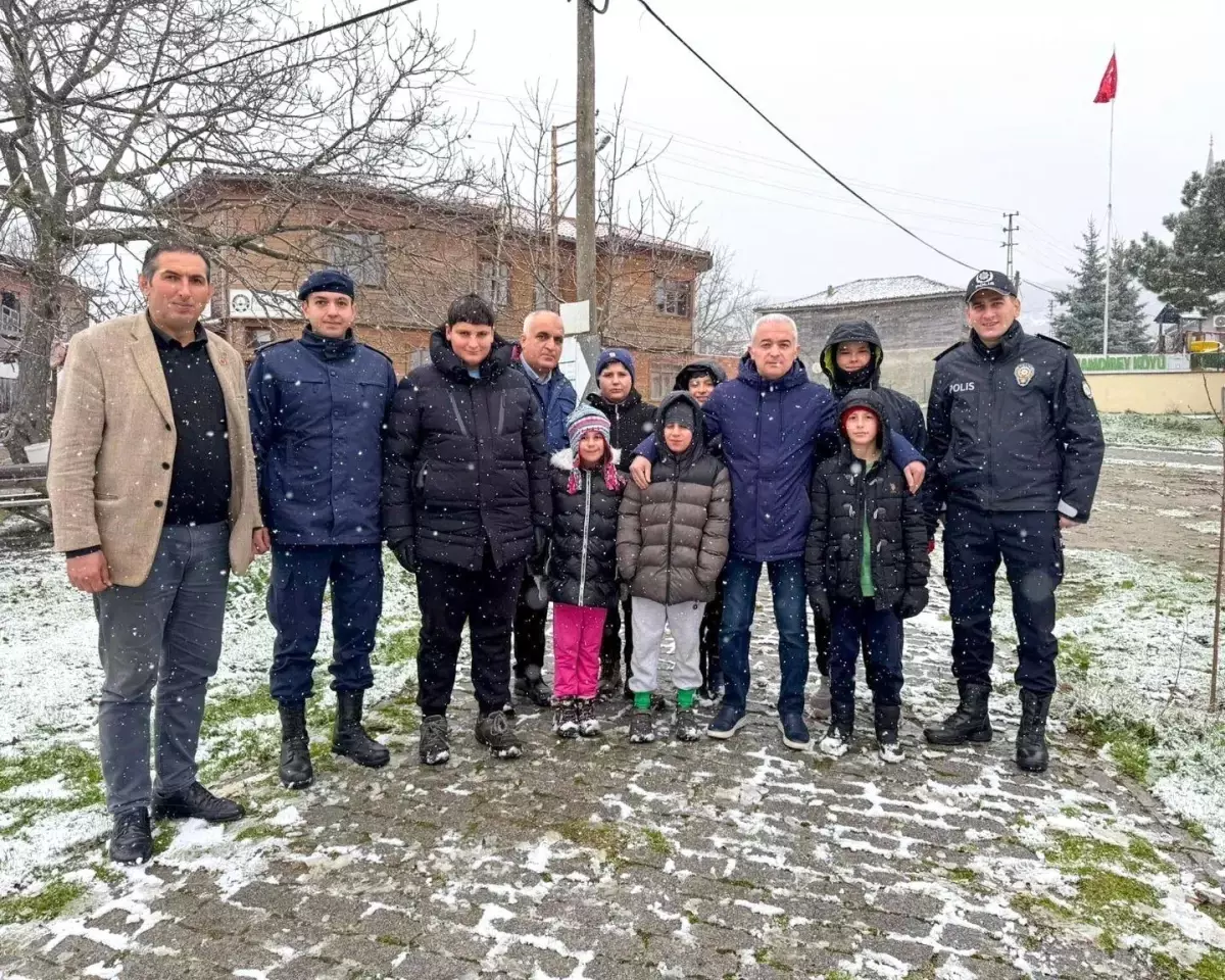 Kırklareli Valisi Turan, Hamdibey köyü sakinleriyle bir araya geldi