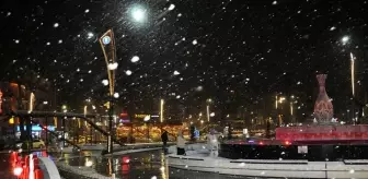 Kütahya'da şehir merkezine mevsimin ilk karı yağdı