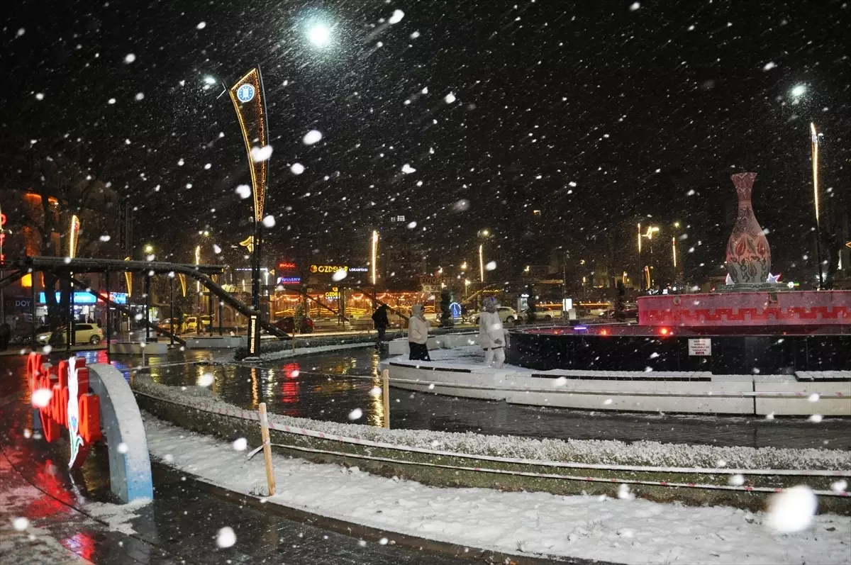 Kütahya'da şehir merkezine mevsimin ilk karı yağdı