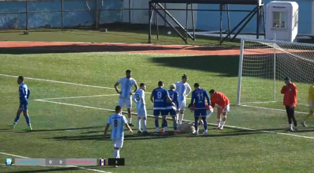 The action of the dog that entered the field during the match astonished the spectators